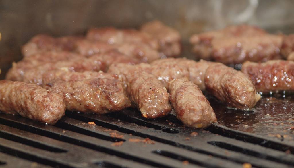 Pomurci množično po čevapčiče, v nekaterih trgovinah naj bi jih zmanjkalo. Kaj pravijo trgovci?