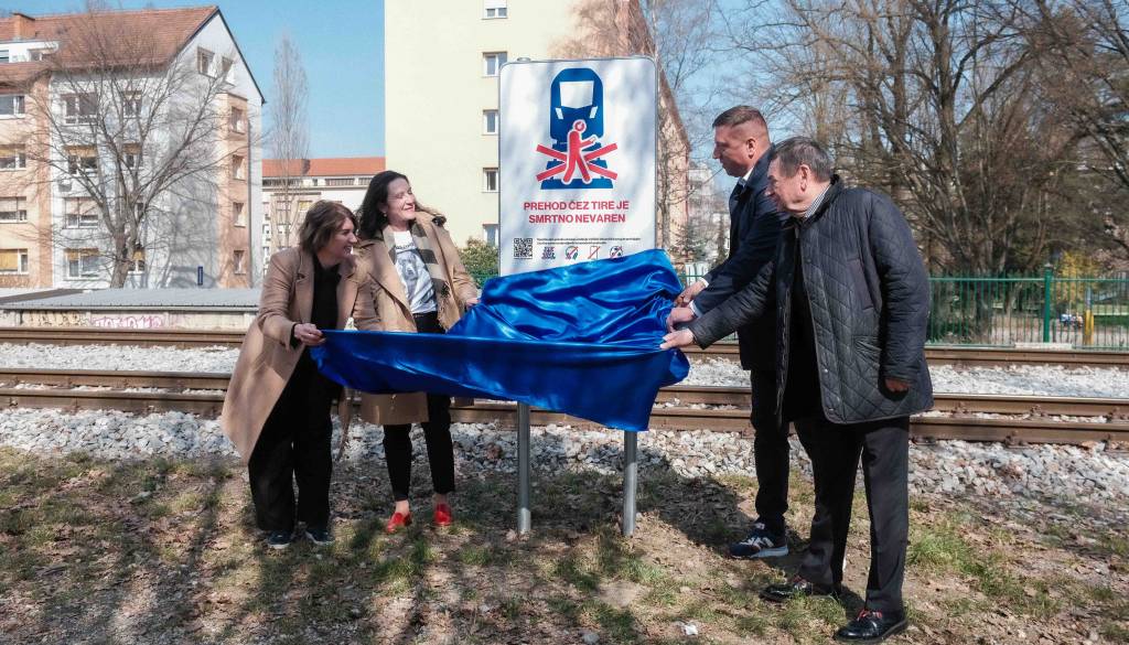 Nevarne bližnjice čez tire: V Mariboru začeli kampanjo za večjo varnost, postavili opozorilno tablo