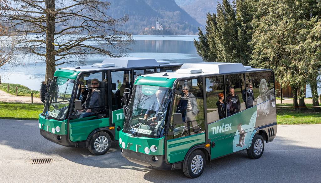 Na Bledu bo odslej za prevoz možno prositi Tinčka, predstavili dva električna minibusa