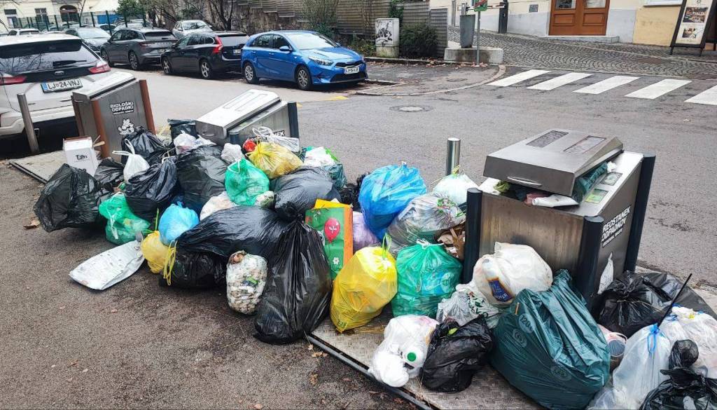 Kazni so, nadzora pa ni: Občina predlaga, naj občani sami fotografirajo in prijavijo sosede, ki odlagajo smeti ob zbiralnicah