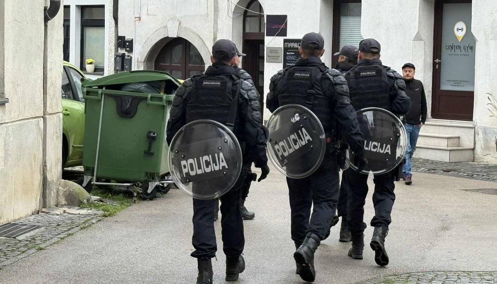 Streljanje v Novem mestu: osumljenec večkrat ustrelil proti osebi in pobegnil