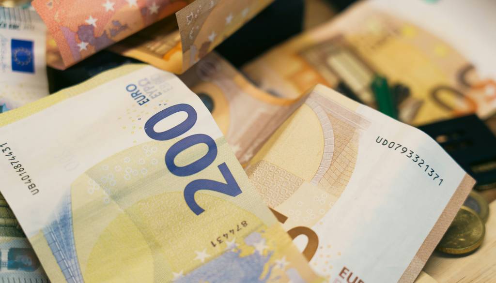 Zvezde napovedujejo preobrat pri denarju, ta znamenja bodo imela največ sreče