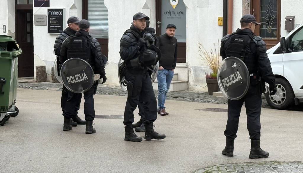 Kdo je 13-letnik, ki je včeraj v Novem mestu streljal na osebo?