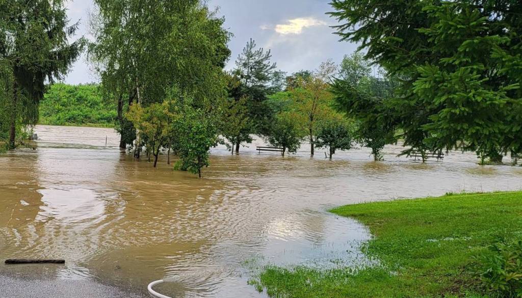 Vlada potrdila nove upravičence do pomoči po poplavah, kdo jo bo prejel?