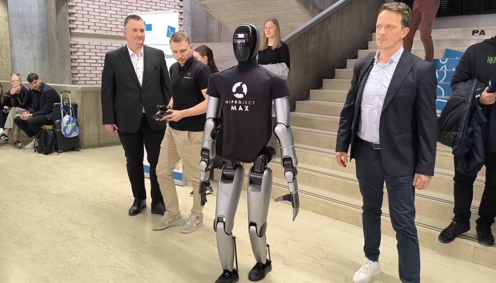 FOTO in VIDEO: V Mariboru predstavili najnaprednejšega humanoidnega robota Maxa