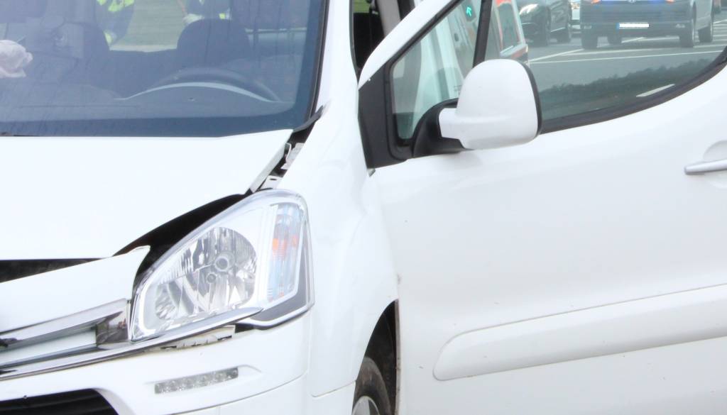 Dve prometni nesreči na Gorenjskem: V Kranju na prehodu direktno v peško, pri Naklem pa voznika