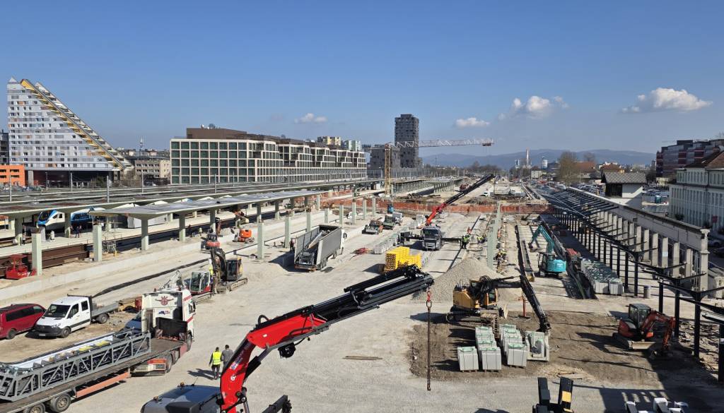 FOTO: Ljubljanska železniška postaja doživlja preobrazbo: Novi peroni, tekoče stopnice in futuristična signalizacija!