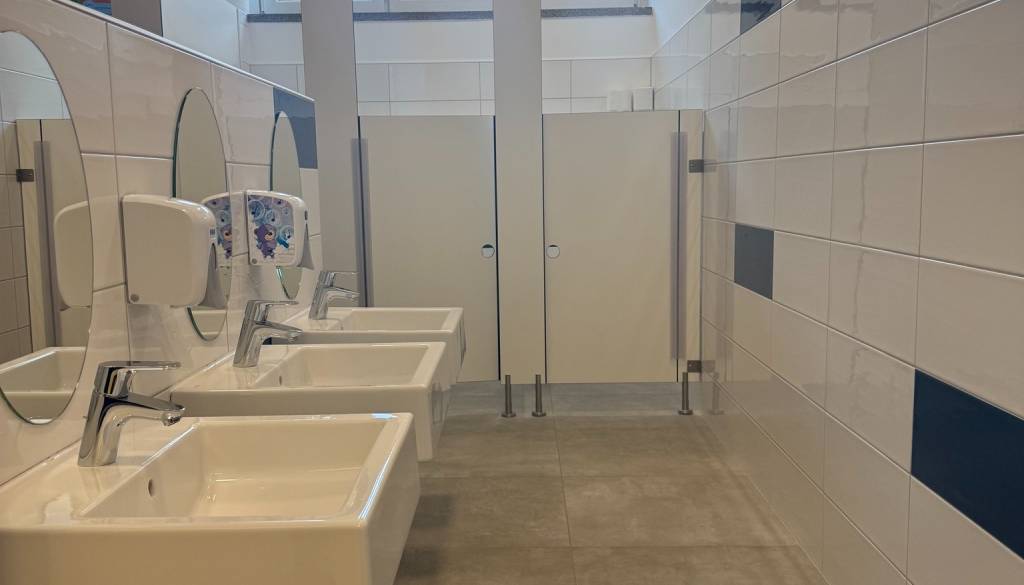 FOTO: Otroci in zaposleni v mariborskem vrtcu dobili nova stranišča