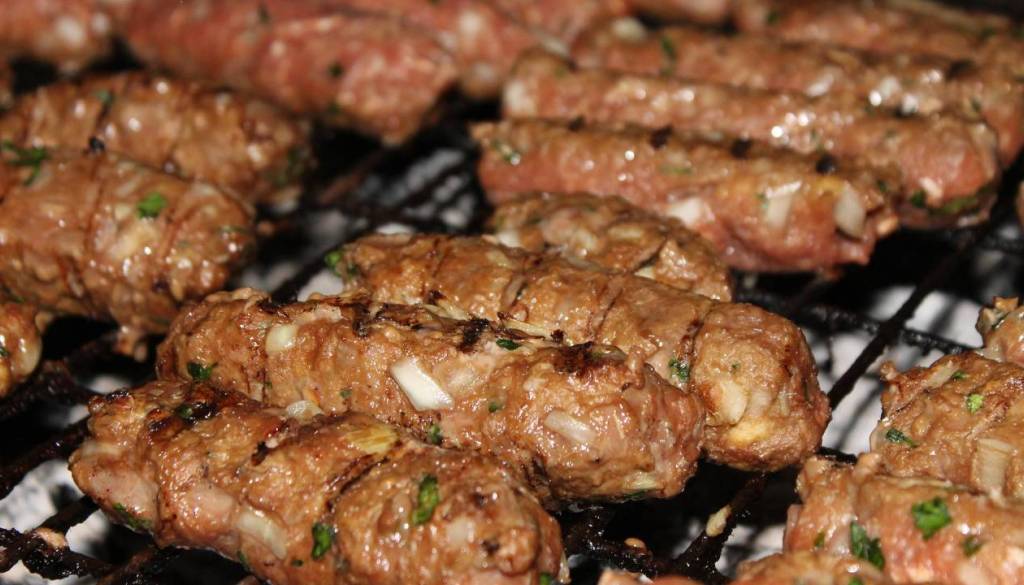 Se je že začela sezona piknikov? V nekaterih trgovinah naj bi povsem zmanjkalo čevapčičev, to pravijo trgovci