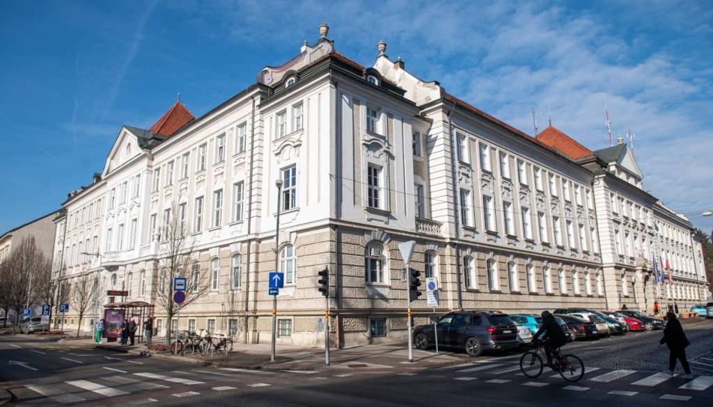 Mariborska občina oddaja poslovni prostor v kleti, kakšna je cena?