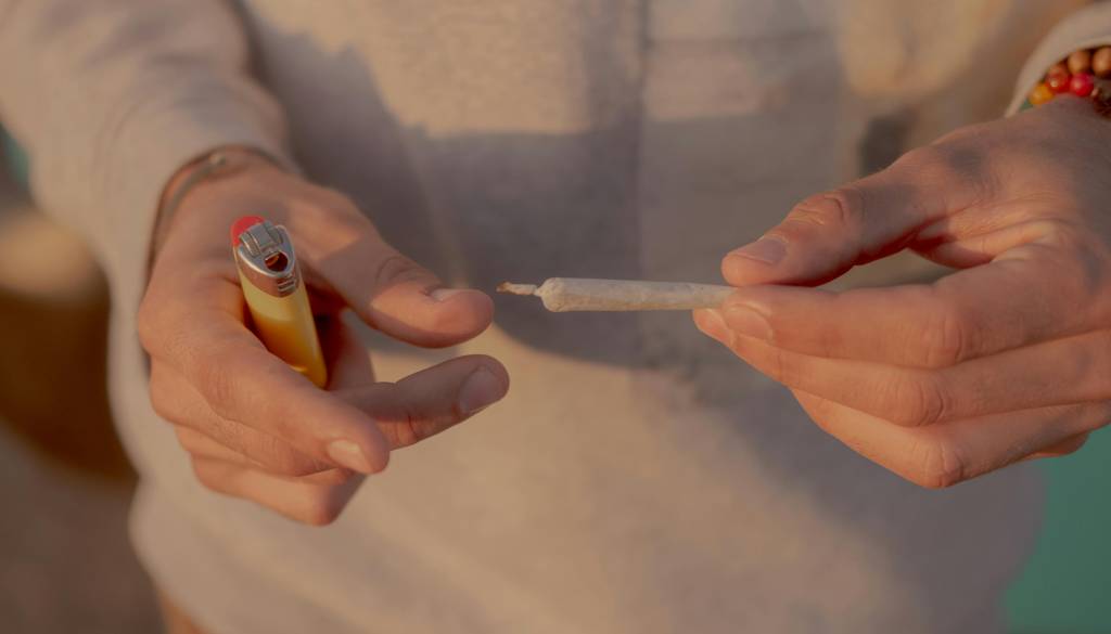 Skoraj vsak peti Gorenjec je že poskusil drogo. Zaradi mamil se zdravi 200 ljudi