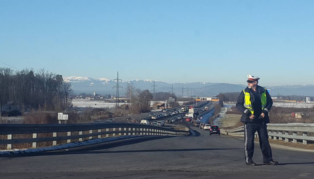Gradec: Ko je izstopil iz taksija, mu je na tla padla pištola, policisti našli tudi nacistične knjige