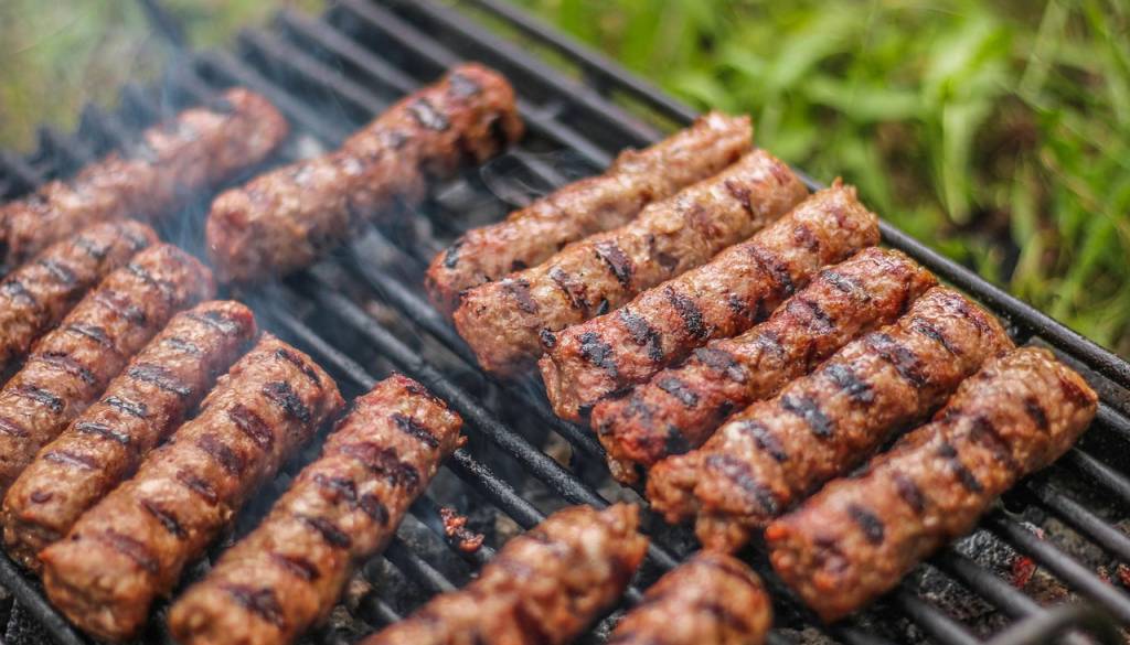 Kupci množično po čevapčiče, v nekaterih trgovinah naj bi jih povsem zmanjkalo. Kaj pravijo trgovci?