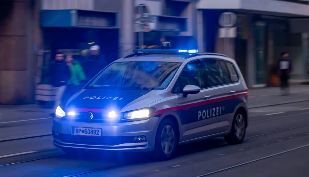 Hrvat z nožem napadel dva Afganistanca, enega ubil