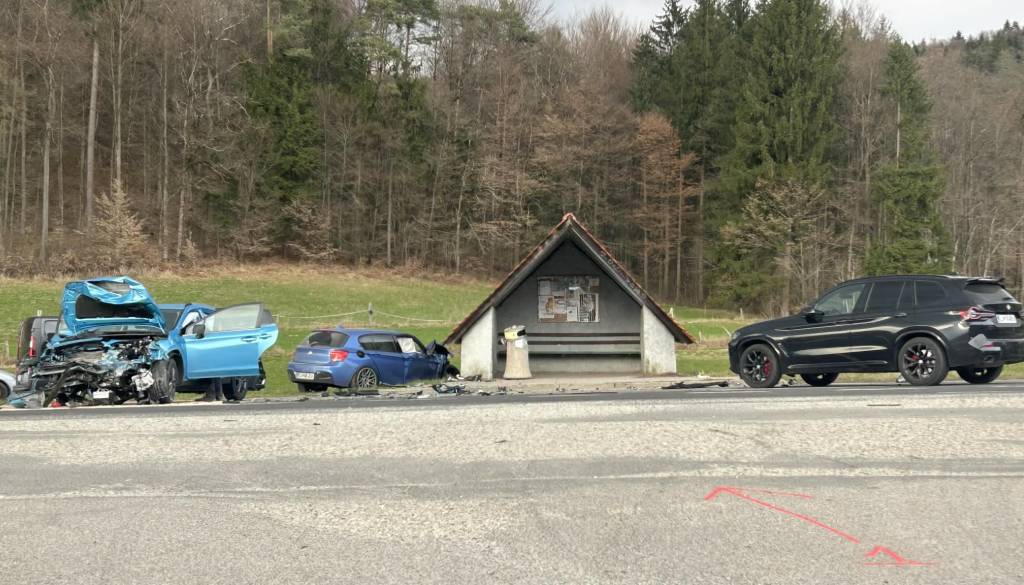 Huda prometna nesreča pri Zalogu, krajevna skupnost na nevarno cesto opozarja že leta