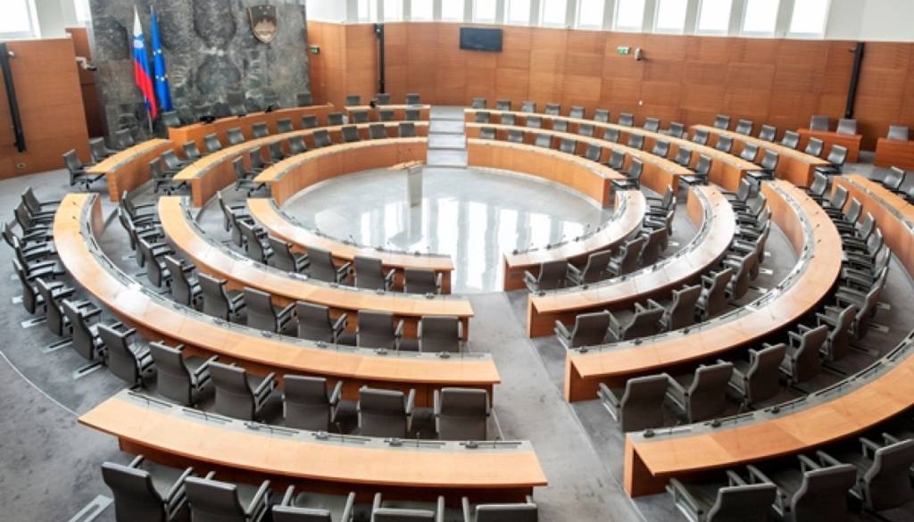 Politična slika zapletena, anketa kaže sedem strank v parlamentu