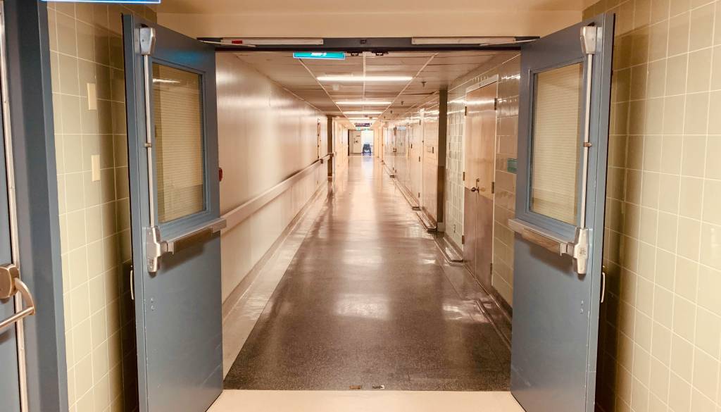 Alarm v bolnišnici: Moški policiji povedal, da je ustrelil zdravnika in medicinsko sestro