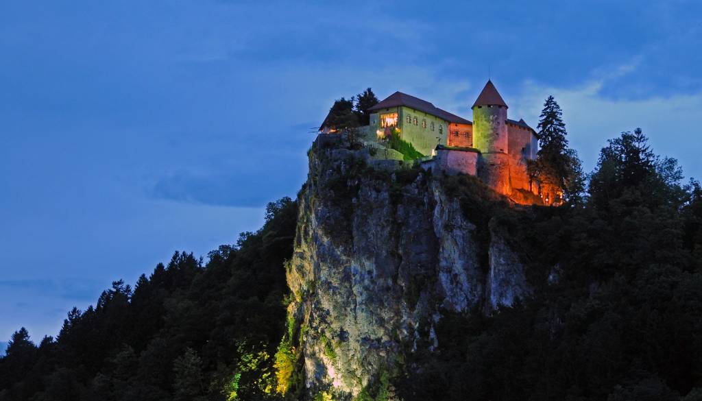 Ne z vzpenjačo kot v Ljubljani, na blejski grad z dvigalom v skali?