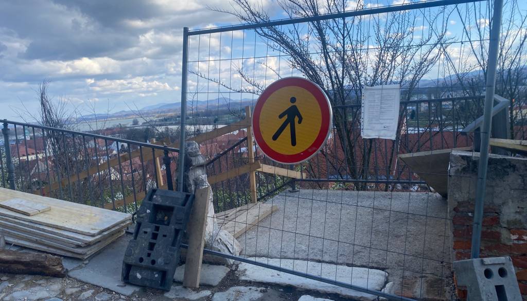 Še vedno zaprta pot na Ptujski grad. Zakaj se je sanacija podpornega zidu zavlekla?