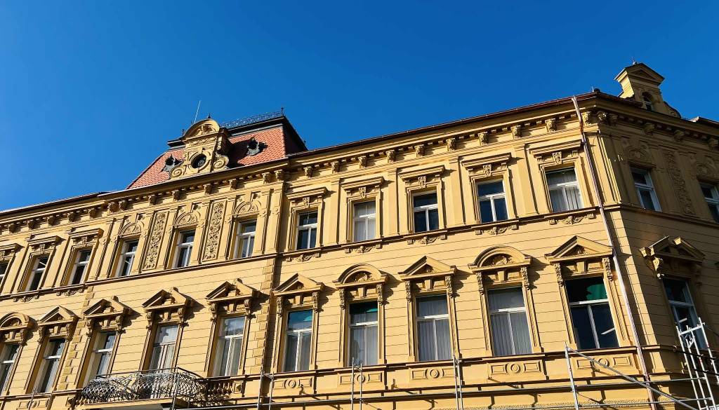 Stavba Upravne enote Ptuj je bila obnovljena samo spredaj: »Hollywoodska kulisa ali resna investicija?«