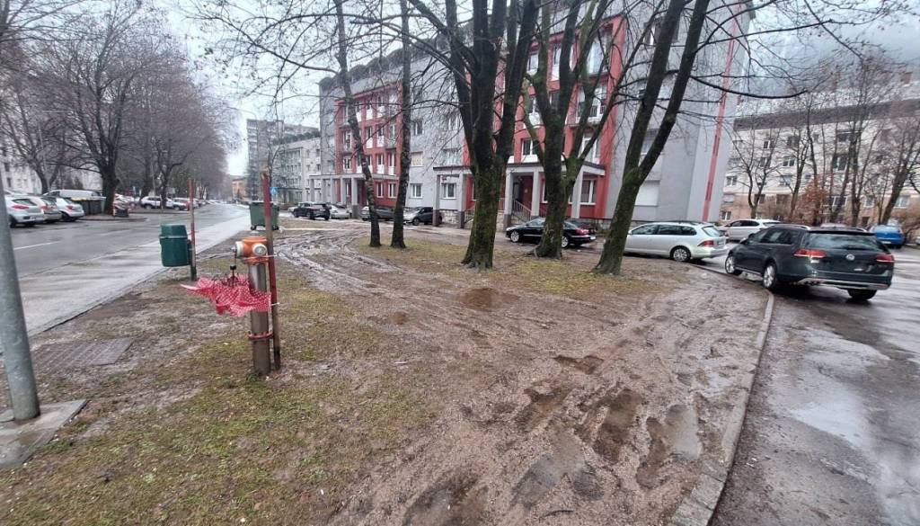 Drama zaradi parkiranja na Jesenicah: “Ni mest, parkiram, kjer lahko”