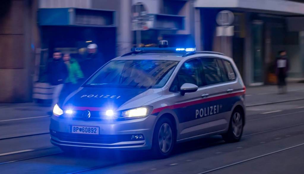V Avstriji odmeva posilstvo 16‑letnice, osumljenega Sirca prijeli v Gradcu, drugi na begu