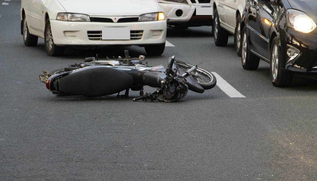 Z mopedom na zadnje kolo, potem pa še v prehitevanje in naravnost v pešca
