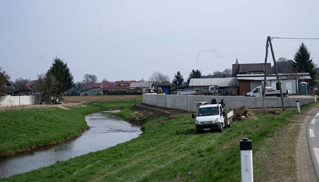 FOTO in VIDEO: Poglejte, kako napreduje gradnja nasipov, v Veščici in Razkrižju že stoji betonski zid