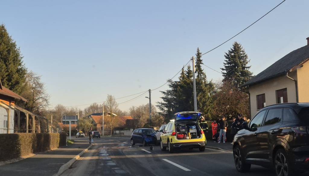 FOTO: Čelno trčenje v Črenšovcih, promet oviran