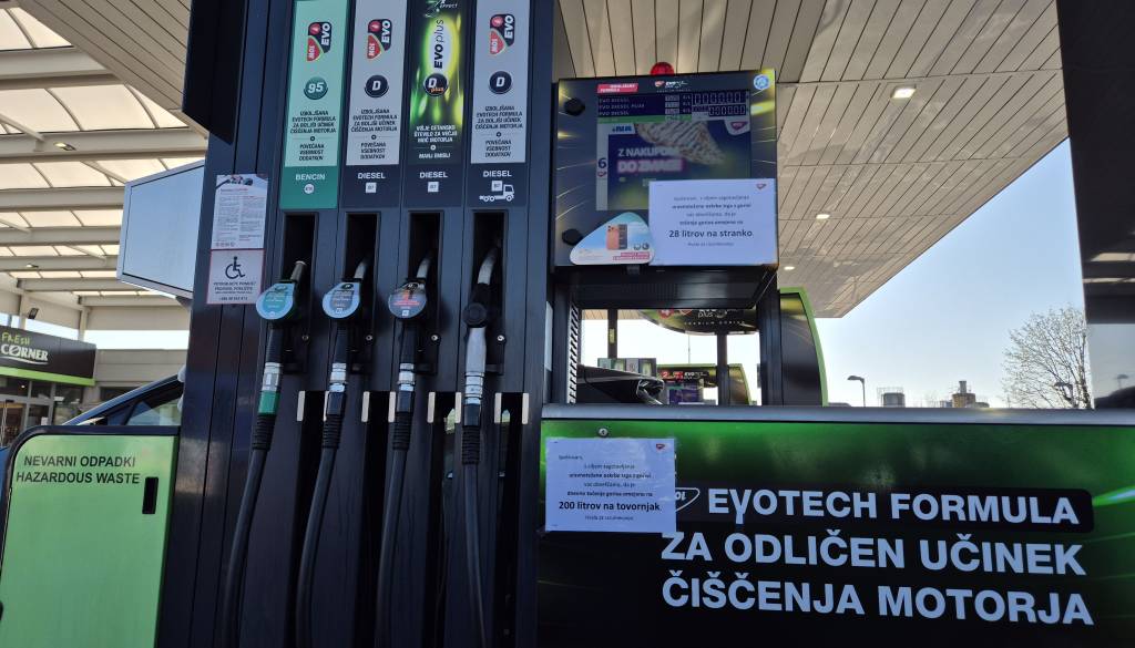 FOTO: Na bencinskih servisih po Pomurju omejili količino goriva: »Žalostno, kam smo prišli«
