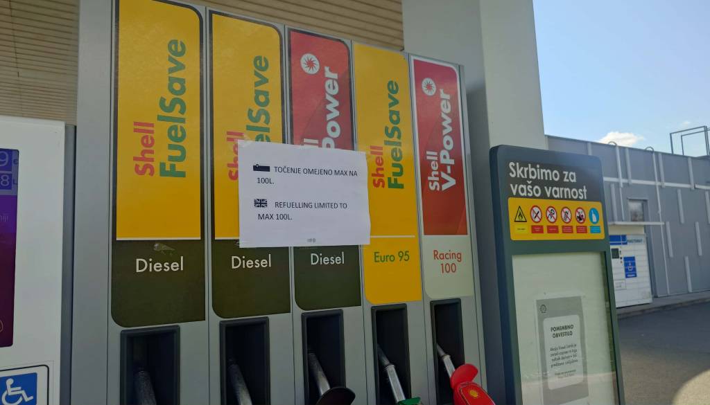 FOTO: Preverili smo stanje novomeških bencinskih črpalk, nekatere imajo omejitve in zmanjšano število točilk