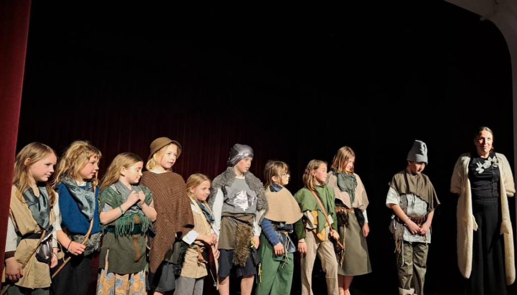 V Zasipu polni ponosa: Otroci navdušili s predstavo o Ronji 