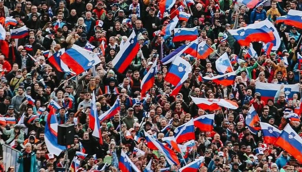 Gneča v Planici: Parkirišča omejena, organizatorji pozivajo k uporabi avtobusov in vlakov