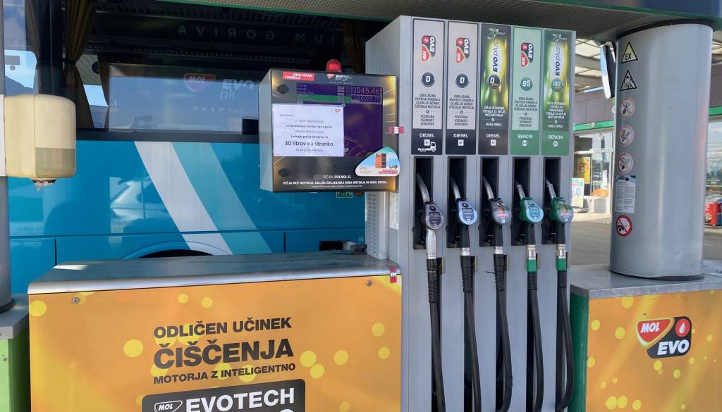 FOTO: Omejitev točenja goriva tudi na Ptuju, dva otoka zaprta