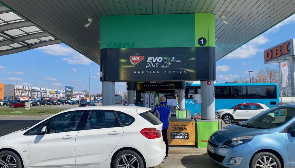 Kaj se dogaja po Evropi? Naši sosedje znižali cene pogonskih goriv