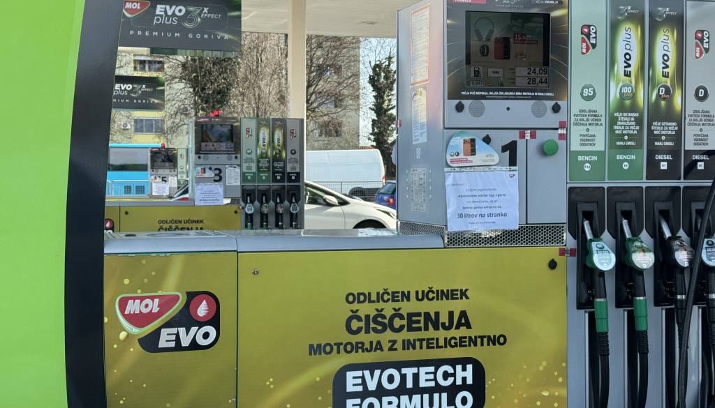 FOTO: Omejitve tudi v Mariboru, ponekod le 30 litrov goriva. Preverite, na katerih črpalkah