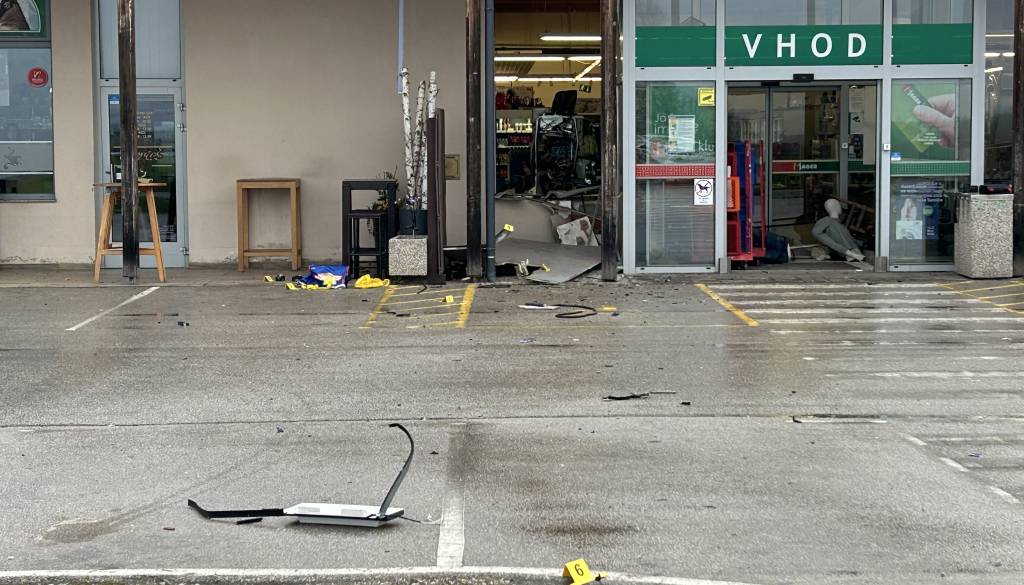 Neznanca na Štajerskem ukradla vozilo, razstrelila bankomat pri trgovini in pobegnila