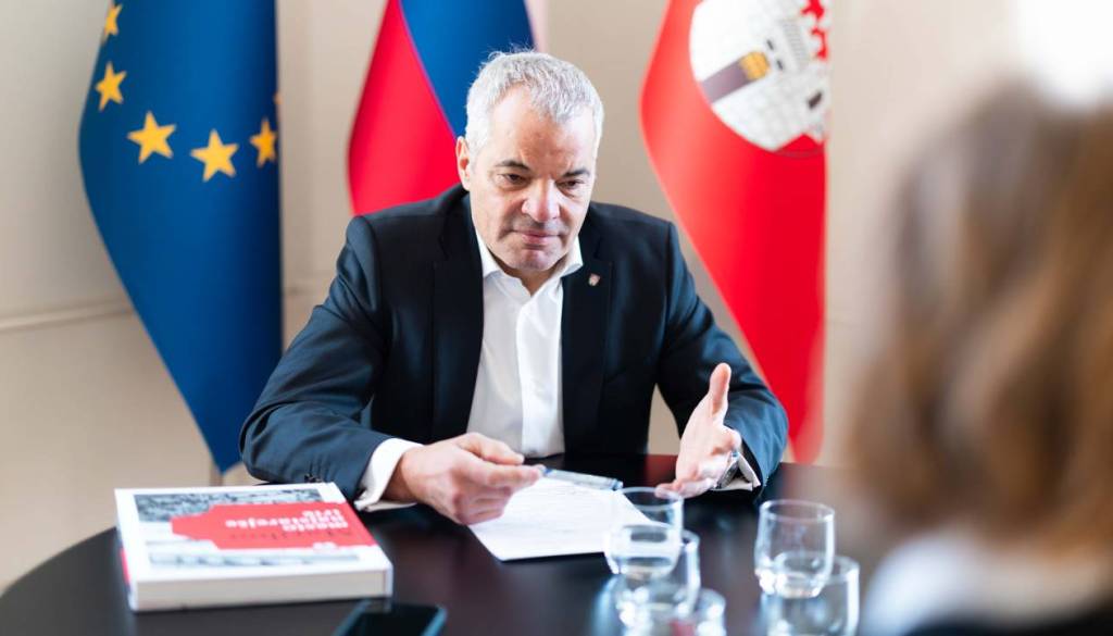 FOTO in VIDEO: Drama v Mariboru: Župan Arsenovič med osumljenimi, potekajo hišne preiskave