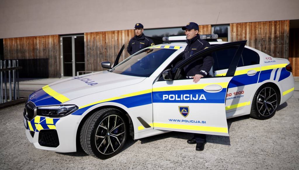 56-letnik in 18-letnik vozila brez izpita, policisti jima zasegli avto