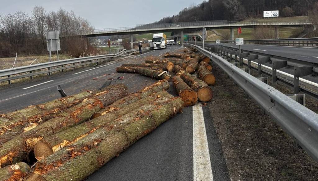 Zaradi prometne nesreče popolna zapora pomurske avtoceste v smeri proti Mariboru