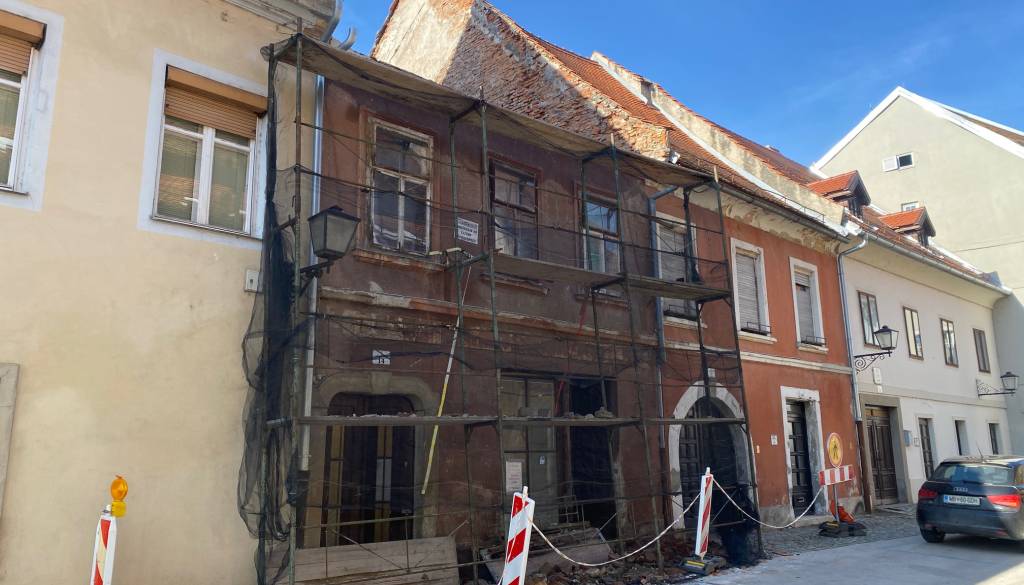 Previdno! Popolna zapora pločnika na Ptuju