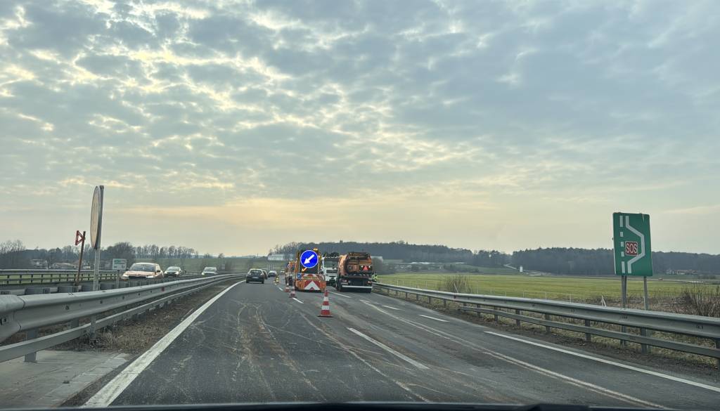 FOTO in VIDEO: Na pomurski avtocesti zaprt vozni pas, hlodovino še odstranjujejo 