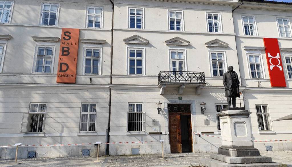 FOTO: Komaj štiri leta po prenovi je Tivolski grad spet ovit s varnostnim trakom!