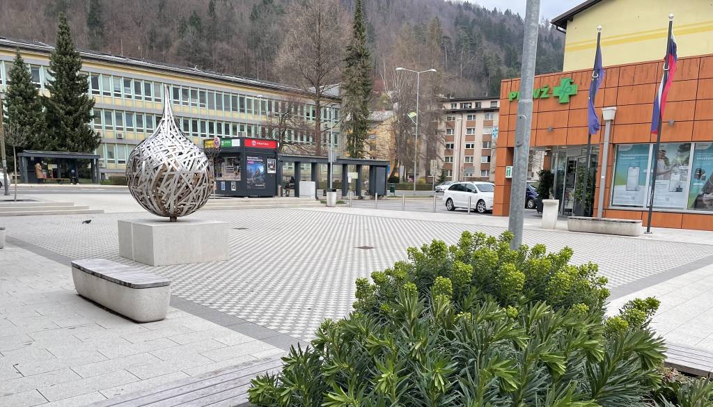 Jesenice: skulptura na Trgu prijateljstva vse bolj »rjasta«, odzivi občanov deljeni