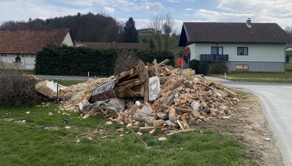 FOTO in VIDEO: Šok nedaleč od Ptuja: Sredi dopoldneva se je na cesto porušila kapelica
