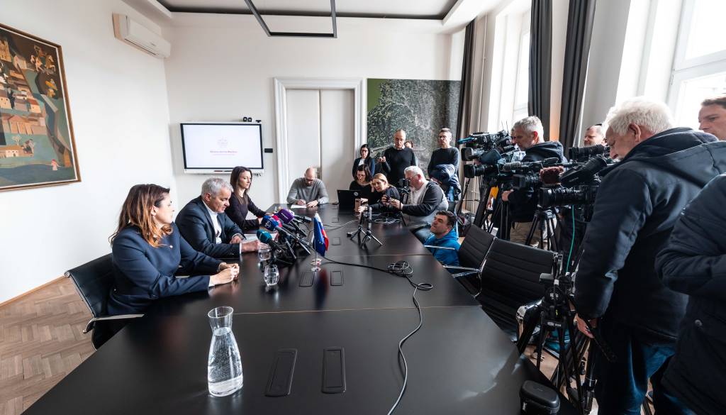 V ŽIVO: Arsenovič znova stopil pred kamere, kaj ima za povedati?