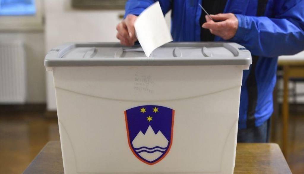 Gibanje Svoboda malenkost pred SDS, sedem strank čez parlamentarni prag