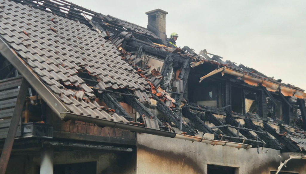 V požaru na območju Kamnika umrl 81-letni moški, petim se je uspelo rešiti