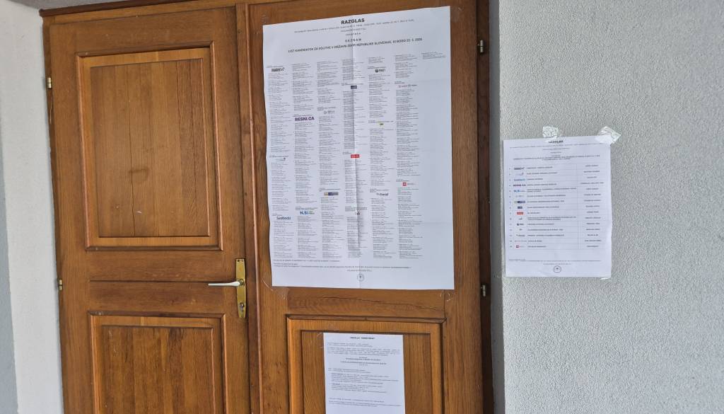 Volivci na dveh voliščih ostali pred vrati, tehnična napaka onemogočila glasovanje
