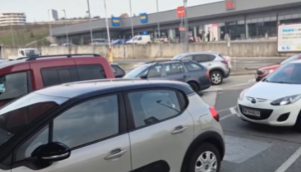 VIDEO: Avstrijci množično po gorivo v Slovenijo, v Šentilju prometni kaos 